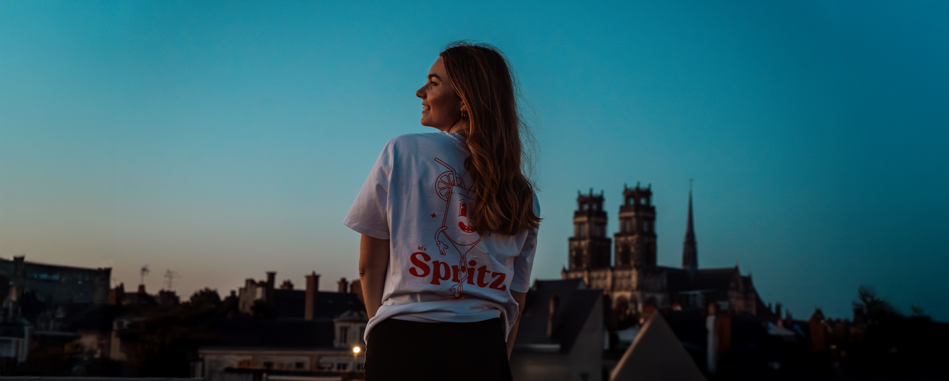Personnes portant des t-shirts cocktail