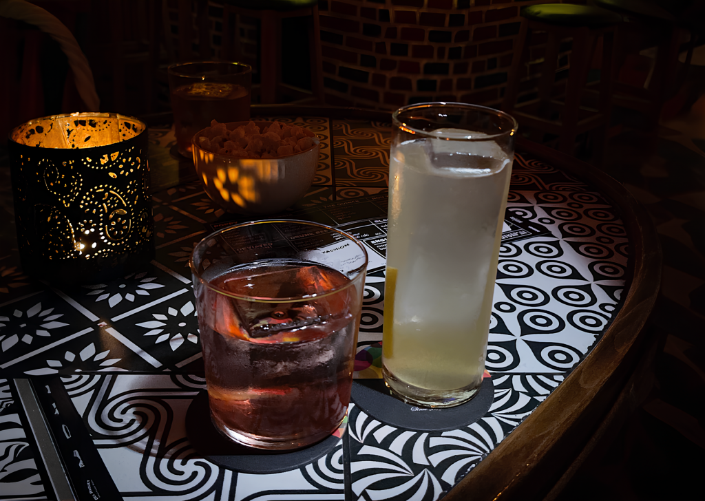L’origine des cocktails et l’évolution de la mixologie - T-Shirt Cocktails
